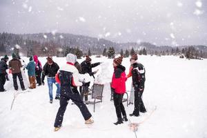 groupe de jeunes faisant un bonhomme de neige photo