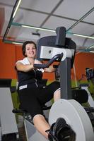 jeune femme travaillant dans une salle de sport photo