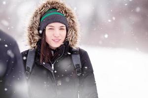 portrait de jeune femme le jour d'hiver enneigé photo