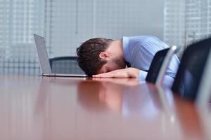 homme d'affaires avec des problèmes et du stress au bureau photo