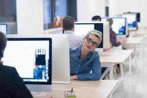 entreprise de démarrage, femme travaillant sur un ordinateur de bureau photo