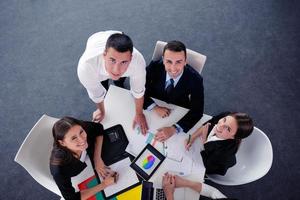 groupe de gens d'affaires lors d'une réunion au bureau photo