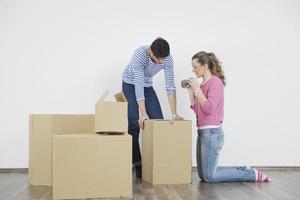 jeune couple emménageant dans une nouvelle maison photo