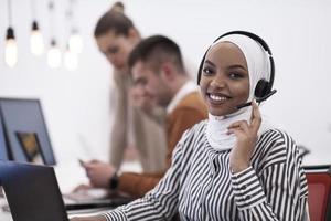 femme d'affaires africaine portant un casque dans le service d'assistance photo