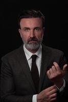 portrait d'un homme d'affaires senior élégant et élégant avec une barbe et des vêtements d'affaires décontractés en costume de réglage de studio photo