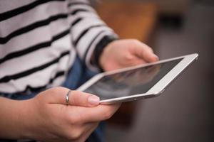 mains féminines travaillant avec une tablette photo