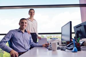 gens d'affaires lors d'une réunion au bureau photo