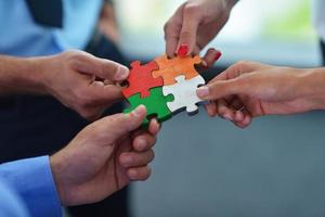 groupe de gens d'affaires assemblant un puzzle photo