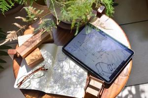 design de mobilier, dessin numérique sur tablette et analogique sur notebook photo