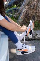 jeune femme porte des chaussures de course pour faire de l'exercice, photo