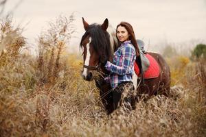 fille avec un cheval photo