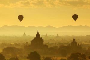 ballon sur la pagode Bagan avec le lever du soleil photo