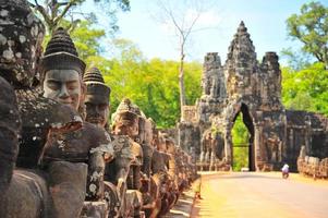 Porte en pierre d'Angkor Thom à Siem Reap, Cambodge photo