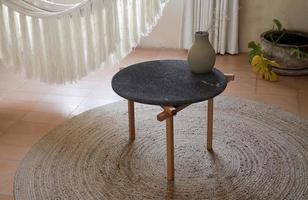 table basse d'appoint ou centrale design, plateau en pierre naturelle, pierre volcanique, carrière ou terrazz photo