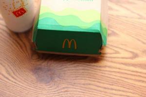 washington amérique 17 juin 2022 mcdonald's deluxe croustillant poulet burger box en papier recyclé avec un verre de pepsi. photo