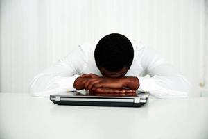homme africain, dormir, à, sien, lieu de travail photo