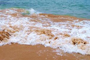 vague de mer sur la plage photo