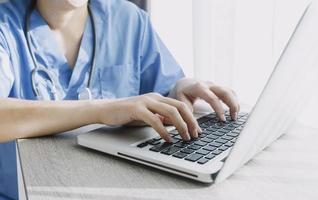 médecine médecin ou pharmacien utilise une tablette ou un téléphone portable. concept de soins de santé et d'assurance médicale ou maladie. photo