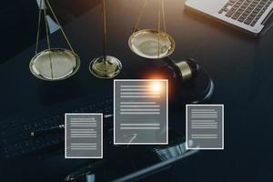 concept de justice et de droit. juge masculin dans une salle d'audience avec le marteau, travaillant avec, clavier d'ordinateur et d'accueil, lunettes, sur table à la lumière du matin photo