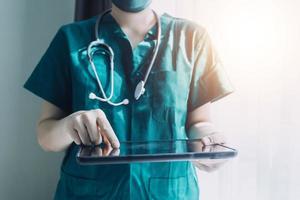 médecine médecin ou pharmacien utilise une tablette ou un téléphone portable. concept de soins de santé et d'assurance médicale ou maladie. photo