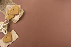 biscuits faits à la main en forme de cœur posés sur un sac en papier artisanal. St. La Saint-Valentin photo