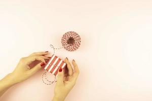 une femme décorant des cadeaux pour les vacances de noël photo