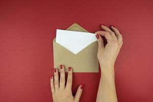 une femme écrivant une lettre pour la saint valentin photo