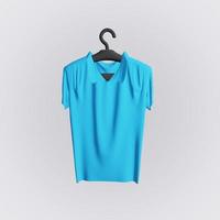 t-shirt bleu isolement fond blanc. cintre de chemise photo