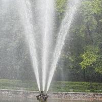 fontaine dans le complexe du jardin lodhi à delhi inde, fontaine de travail dans le complexe du jardin lodhi, eau dans la fontaine, fontaine dans le parc du jardin lodhi pendant la matinée photo