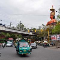 new delhi, inde - 21 juin 2022 - grande statue du seigneur hanuman près du pont du métro de delhi situé près de karol bagh, delhi, inde, statue du seigneur hanuman touchant le ciel photo