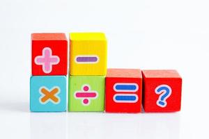 nombre de cubes de blocs de bois pour l'apprentissage des mathématiques, concept de mathématiques de l'éducation. photo