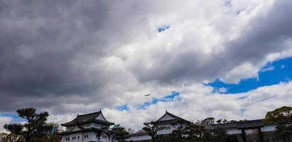 les environs du château d'osaka au printemps avec un ciel magnifique, une rivière calme et des fleurs de cerisier. photo