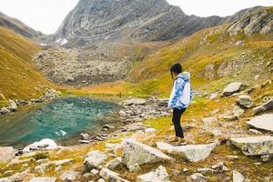 voyageur touriste au bord du lac profitez d'un voyage d'automne en plein air photo