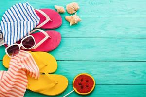 accessoires de plage d'été sur parquet bleu. vue de dessus et espace de copie photo