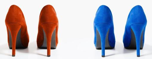 gros plan de talons hauts à la mode chaussures rouges et bleues isolés sur fond blanc. chaussure femme couleur bleue au sol. concept de shopping et de mode. espace de copie. mise au point sélective photo