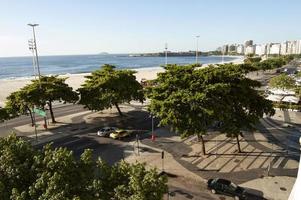 vue sur le front de mer de copacabana à rio de janeiro pendant la journée photo