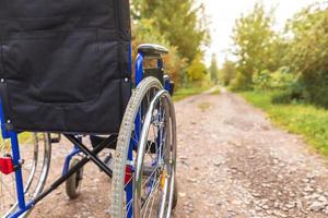 fauteuil roulant vide debout sur la route en attente de services aux patients. fauteuil roulant pour personne handicapée garé à l'extérieur. accessible pour personne handicapée. concept médical de soins de santé. photo