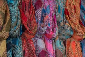 détail de tissu de soie de différentes couleurs photo