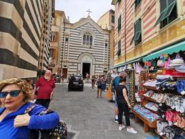 monterosso al mare, italie - 8 juin 2019 - le village pittoresque de cinque terre italie regorge de touristes photo