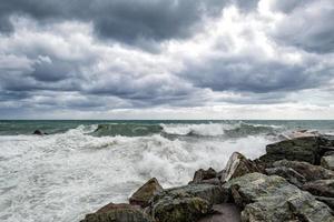 mer en tempête sur les rochers photo