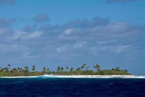 Vagues sur le récif des îles Cook de Polynésie