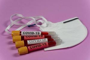 tube à vide avec du sang et le mot covid-19 sur l'étiquette d'identification. photo