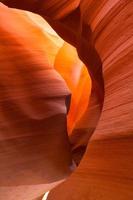 vagues et couleurs de grès à l'intérieur du canyon antilope emblématique photo