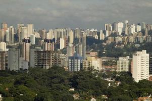 vue sur l'horizon avec divers bâtiments et gratte-ciel dans la ville de sao paulo photo