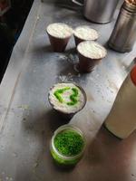 boissons de rue spéciales bangladeshi malai cha ou thé malais photo