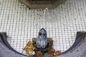 jets dans une fontaine de la ville photo