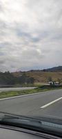 paysage du sud du minas gerais voiture en mouvement sur la route photo