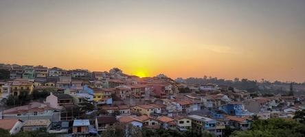 coucher de soleil coloré dans la ville intérieure avec vue sur le paysage urbain du brésil photo