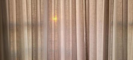 rideau en lin blanc dans un appartement avec vue sur le coucher du soleil au brésil photo