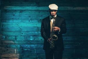 musicien de jazz afro-américain vintage avec saxophone.